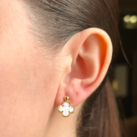 Brinco trevo madre pérolas c/ bolinha - ouro18k - comprar online