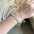 Bracelete trevos branco - aço inoxidavel - comprar online