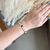 Bracelete trevos branco e preto- aço inoxidavel ouro18k - comprar online