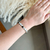 Bracelete trevos preto e branco - aço inoxidavel - comprar online