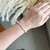 Bracelete trevos branco - aço inoxidavel ouro18k - comprar online