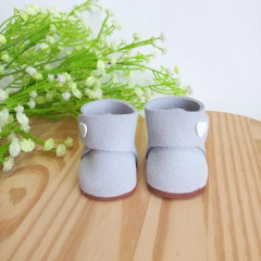 Sapato de Boneca em couro camurça na cor cinza claro - Modelo Botinha coração na internet