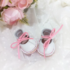 Sapato para boneca - sapato em couro branco e laço cor de rosa - boneca - brinquedo - acessório de boneca - comprar online