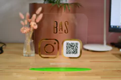 Cartel QR en Acrilico / Opción Base oro - tienda online