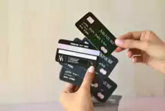 Gift card simil Tarjeta de crédito (9x5cm) con puntas redondeadas F/D + Laminado Glitter x 150 u.