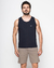 Homem usando uma regata fitness preta, com logotipo KM, posando de frente em um fundo branco.