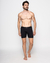 Homem em pé usando cueca boxer modal preta.