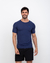 Camiseta fitness raglan azul marinho ajustada ao corpo, modelo masculino, com logo em destaque.