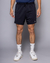 Shorts fitness pretos em modelo masculino, com elástico na cintura e bolsos laterais.