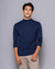Camiseta modal slimfit de gola média, cor azul escuro, modelo masculino com mangas longas.