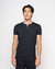 Camiseta Modal Henley preta, modelo masculino, com botão no decote.