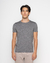 Camiseta modal slimfit cinza, modelo masculino, em fundo branco.