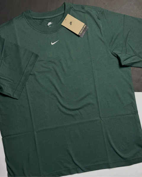 Camiseta Nike Sportswear Essentials Swoosh