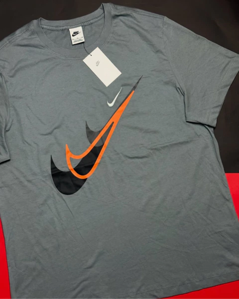 Camiseta Nike Sportswear Multi Swoosh