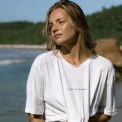 T-SHIRT BRANCA ENJOY THE MOMENT - comprar online