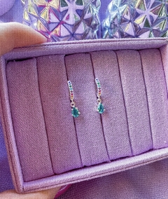 Argola pingente gota verde com zircônias coloridas