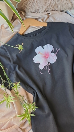Remera Flowers Negra