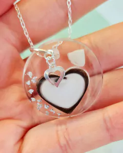 Pingente coração com pelinhos e dentinho (Corrente não inclusa) - comprar online