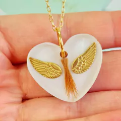 Pingente coração com pelinhos e asas (Corrente não inclusa) na internet
