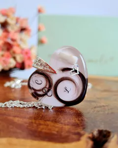 Pingente coração com pelinhos e dentinho (Corrente não inclusa) na internet