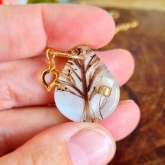 Pingente com cabelo e dente na internet