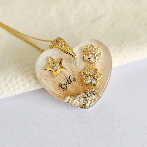 Pingente coração com pelinhos e cinzas