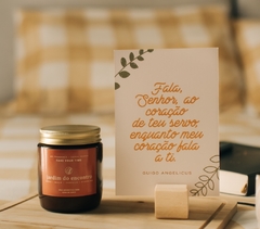 Vela Jardim do Encontro + 3 Cards meditativos (acompanha suporte de madeira para os cards). - comprar online