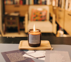 Vela Scriptorium + 3 Cards meditativos (acompanha suporte de madeira para os cards). na internet