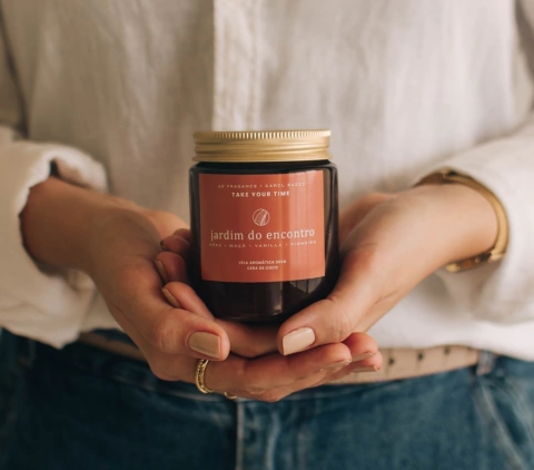 Vela Jardim do Encontro + 3 Cards meditativos (acompanha suporte de madeira para os cards).