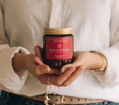 Vela Mesa em Betânia + 3 Cards Meditativos (acompamha suporte de madeira para os cards).