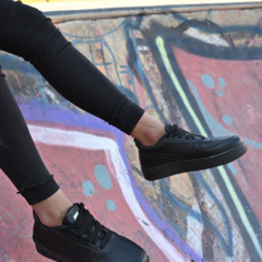 Nike Air Force negra en internet