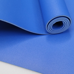 Mat de yoga azul enrollado sobre una superficie plana, ideal para la práctica diaria de 4 mm de espesor