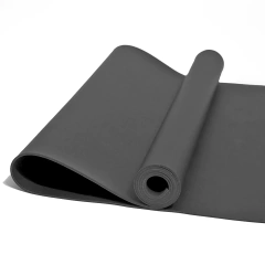 Mat de yoga Adho Mukha Everyday de color gris, enrollado, de caucha natural antideslizante