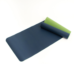 Mat de yoga Adho Mukha Everyday en color verde y azul, enrollado en un extremo.