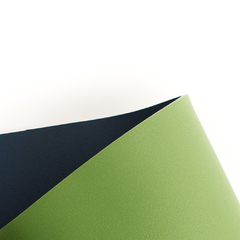 Detalle de mat de yoga Adho Mukha 4 mm de caucho natural en colores verde y azul, mostrando su textura y diseño antideslizante