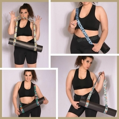 Modelo utilizando un mat de yoga negro con correas portamat coloridas, mostrando diferentes poses y estilos.