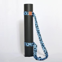 Correa ajustable para mat de yoga, en color azul y negro, sujeta un mat enrollado.