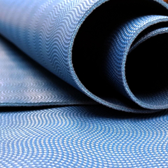 Mat de yoga Adho Mukha en color azul, enrollado, mostrando su textura antideslizante