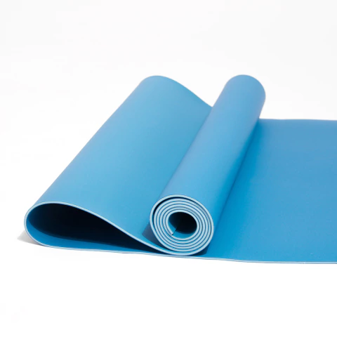 Mat de yoga turquesa enrollado y parcialmente desenrollado sobre fondo blanco