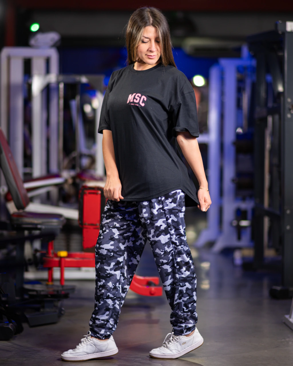 Remera over negra con fucsia