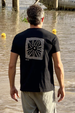Remera Supay Flower Negra