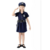 Menina vestida de policial, fazendo saudação, usando uniforme azul escuro e chapéu.