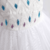 Vestido infantil Elsa Frozen com detalhes em paetês azuis e roxos, em tecido branco.