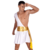Homem vestido com fantasia de deus grego gladiador, usando um traje branco com cinto dourado.