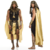 Homem vestido com fantasia de Rei Faraó, com detalhes em preto e dourado, incluindo capa e acessórios.