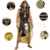 Homem vestido com fantasia de rei faraó, incluindo capa dourada e detalhes em preto e dourado, acompanhado de acessórios como colar e braceletes.