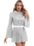 Vestido feminino brilhante de discoteca dos anos 70/80, com mangas largas e cinto branco.