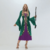 Fantasia Hocus Pocus feminina em verde e roxo, com detalhes dourados e capuz, segurando uma varinha mágica.