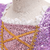 Detalhe do vestido Princesa Rapunzel Infantil com brilho e rendinha na gola.