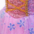 Detalhe do vestido infantil Princesa Rapunzel, com corpete rosa e saia de tule lilás decorada com flores bordadas.